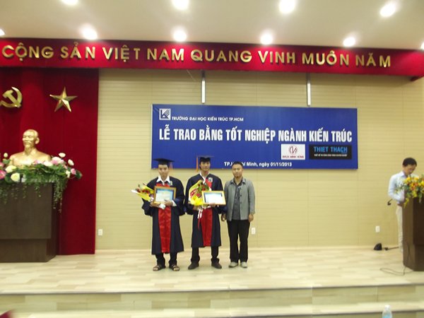 Khen Thưởng Sinh Viên Xuất Sắc Trong Lễ Tốt Nghiệp Tại Đại Học Kiến Trúc TpHCM