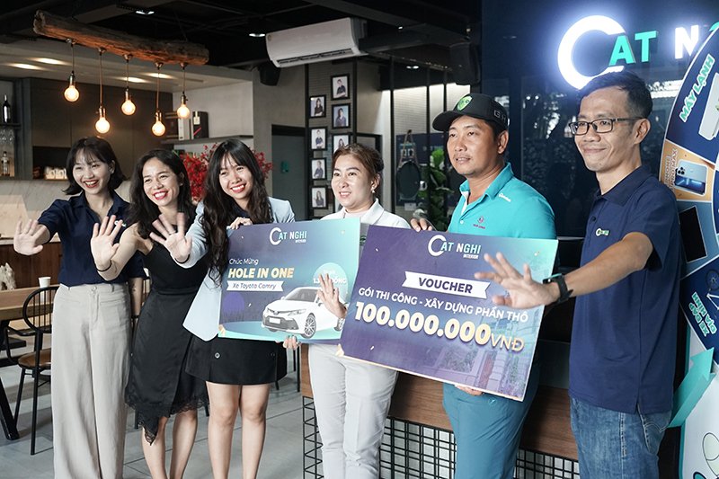 CAT NGHI Interior trao giải thưởng HIO chiếc xe Toyota Camry 2022 cho Golfer Phạm Quốc Phương