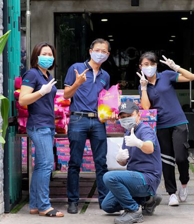 Tổ chức phát quà chia sẻ những hoàn cảnh khó khăn